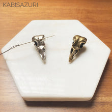 Load image into Gallery viewer, Raven Skull Needleminder